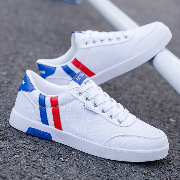 Férfi tornacipő lapos talpfelirattal és fűzővel