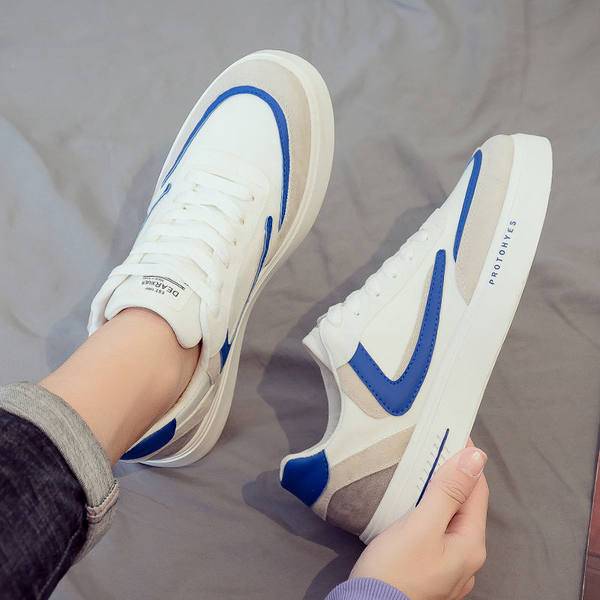 Igapäevaseks kasutamiseks sobivad lameda talla ja kirjaga meeste tossud