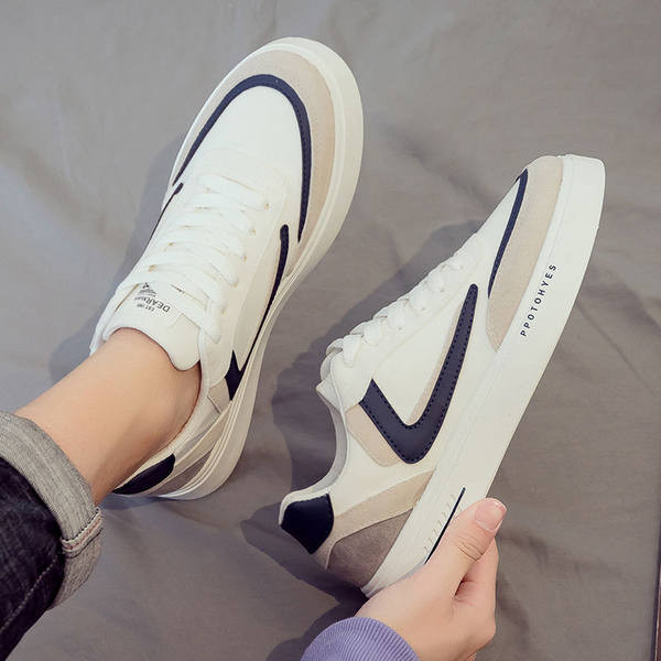 Igapäevaseks kasutamiseks sobivad lameda talla ja kirjaga meeste tossud