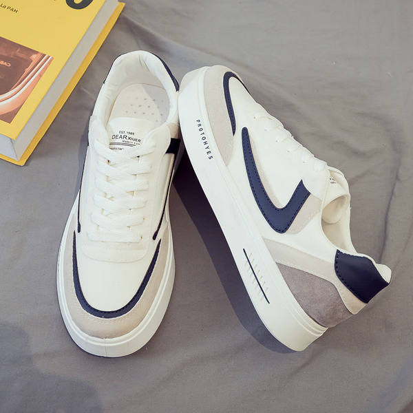 Igapäevaseks kasutamiseks sobivad lameda talla ja kirjaga meeste tossud