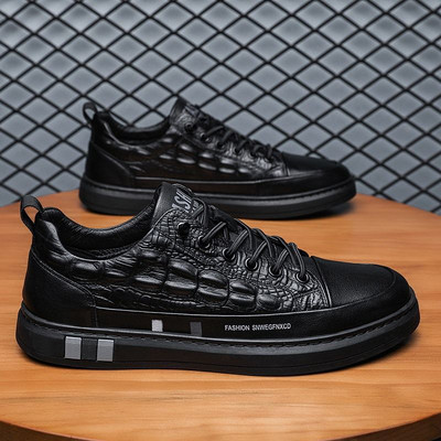 Vīriešu kedas no eko ādas ar uzrakstu uz zoles un šņorēm