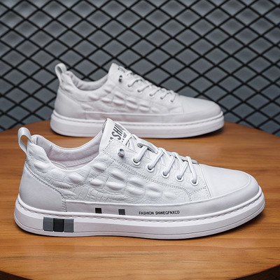 Vīriešu kedas no eko ādas ar uzrakstu uz zoles un šņorēm