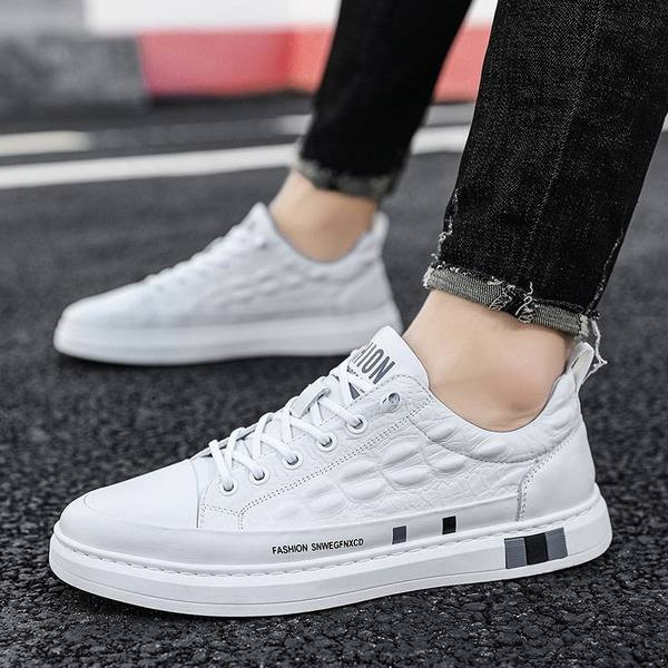 Vīriešu kedas no eko ādas ar uzrakstu uz zoles un šņorēm