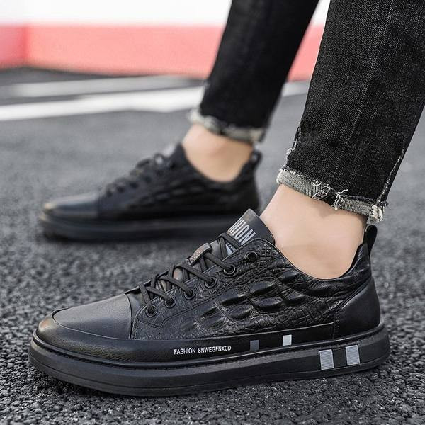 Vīriešu kedas no eko ādas ar uzrakstu uz zoles un šņorēm