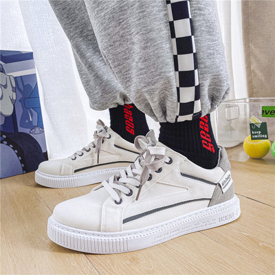 Ikdienas kedas vīriešiem ar plakanām zolēm un mežģīnēm