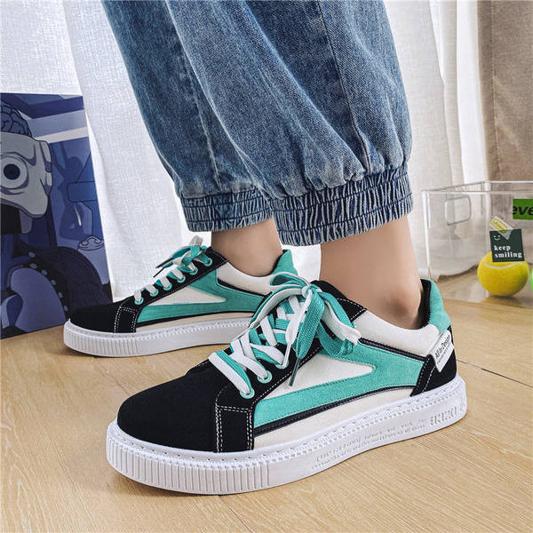 Ikdienas kedas vīriešiem ar plakanām zolēm un mežģīnēm