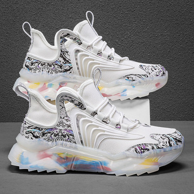 Naujo modelio sportbačiai grubiu padu ir raišteliais vyrams