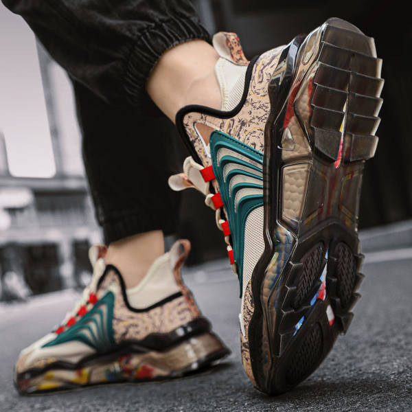 Naujo modelio sportbačiai grubiu padu ir raišteliais vyrams