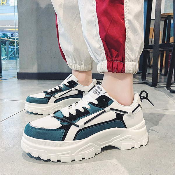 Modernas vīriešu kedas ar raupju zoli un šņorēm