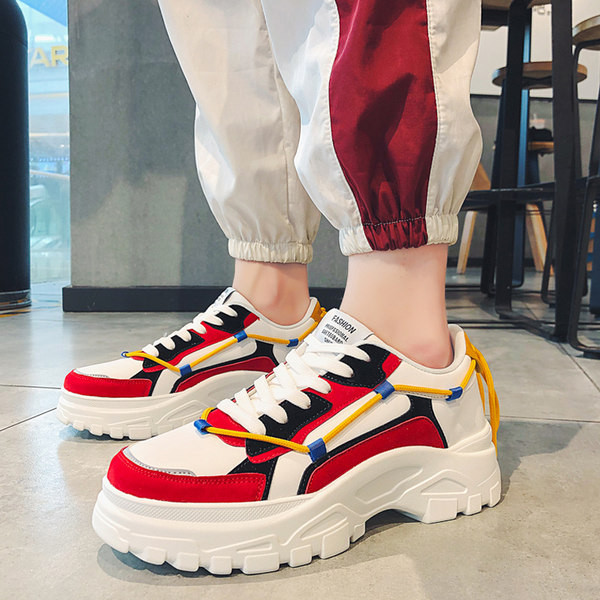 Modernas vīriešu kedas ar raupju zoli un šņorēm