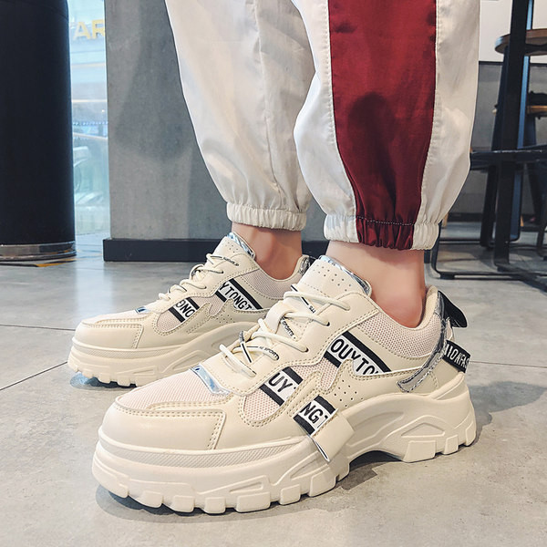 Modernas vīriešu kedas ar raupju zoli un šņorēm