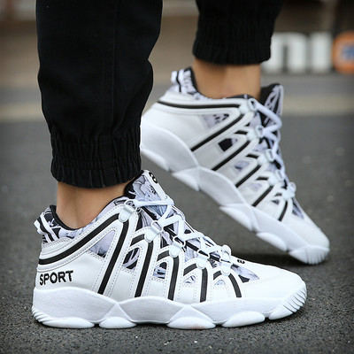 Vīriešu kedas ar rupju zoli un uzrakstu