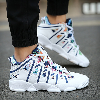 Vīriešu kedas ar rupju zoli un uzrakstu