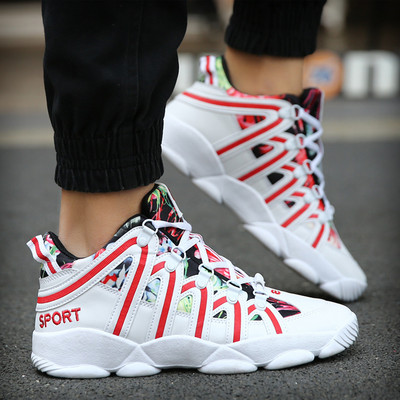 Vīriešu kedas ar rupju zoli un uzrakstu