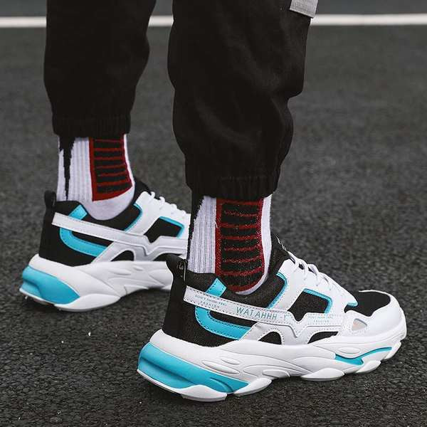 Kareda tallakirja ja paeltega meeste tossud