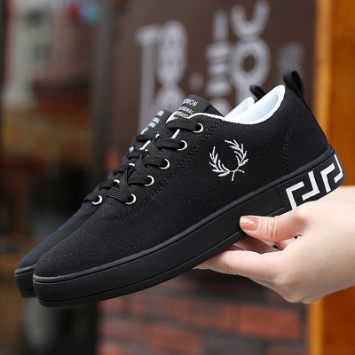 Ikdienas vīriešu tekstila kedas ar izšuvumiem un saitēm