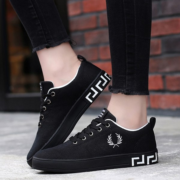 Ikdienas vīriešu tekstila kedas ar izšuvumiem un saitēm