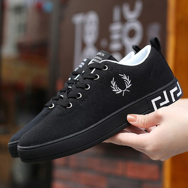 Ikdienas vīriešu tekstila kedas ar izšuvumiem un saitēm