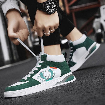 Modernas vīriešu augstās kedas no eko ādas ar aplikāciju