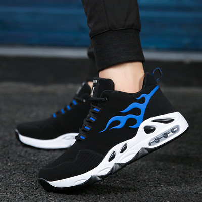 Ανδρικά αθλητικά παπούτσια με απλικέ και επιγραφή