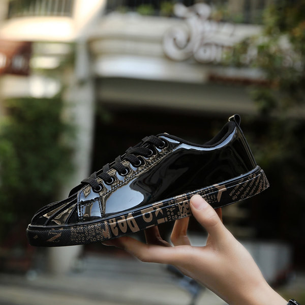 Vīriešu lakādas kedas ar uzrakstu un saitēm