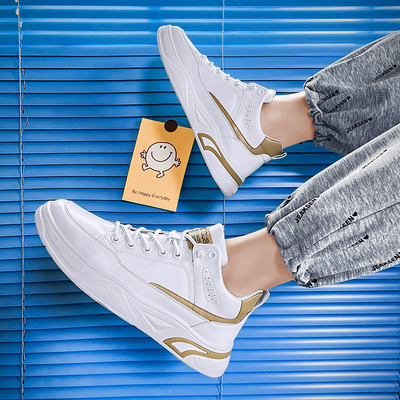 Ikdienas kedas ar uzrakstu un plakanu zoli vīriešiem