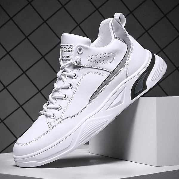 Ikdienas kedas ar uzrakstu un plakanu zoli vīriešiem