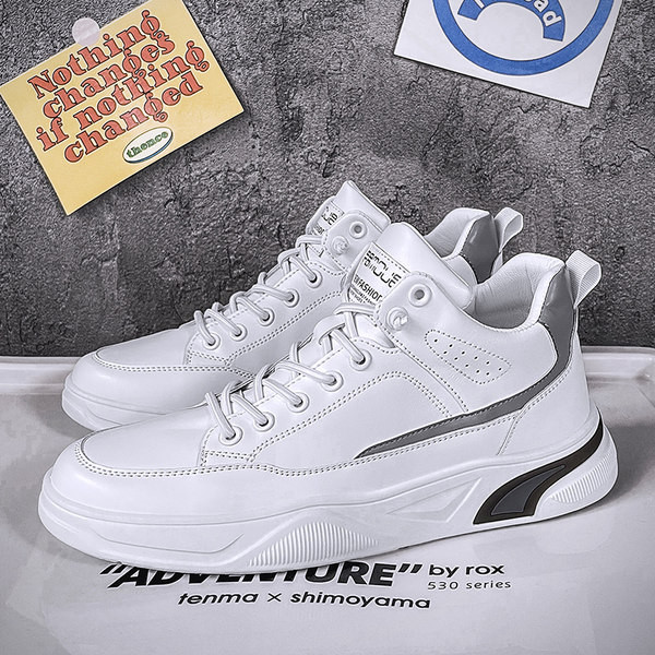 Ikdienas kedas ar uzrakstu un plakanu zoli vīriešiem