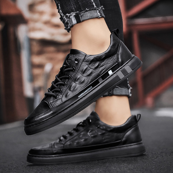 Stilīgas vīriešu kedas no mākslīgās ādas ar šņorēm un uzrakstu