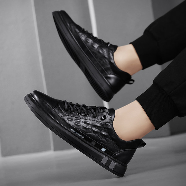 Stilīgas vīriešu kedas no mākslīgās ādas ar šņorēm un uzrakstu