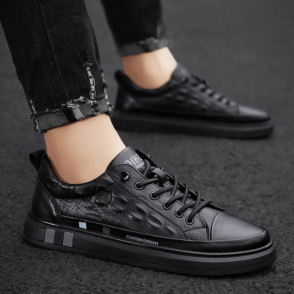 Stilīgas vīriešu kedas no mākslīgās ādas ar šņorēm un uzrakstu