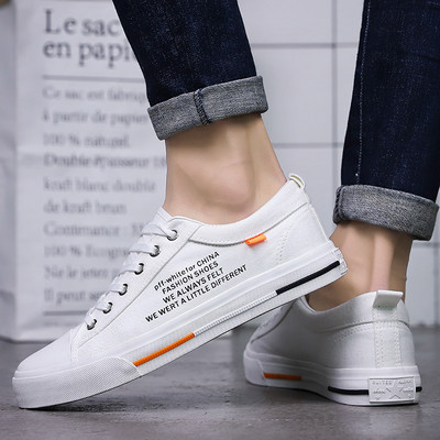 Tekstiilist kirjaga ja lameda tallaga tossud meestele