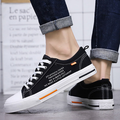 Tekstiilist kirjaga ja lameda tallaga tossud meestele