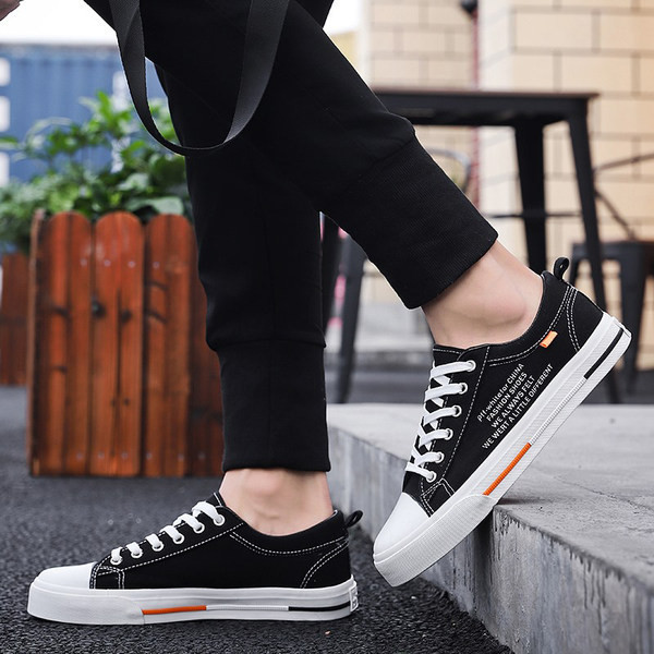 Tekstiilist kirjaga ja lameda tallaga tossud meestele