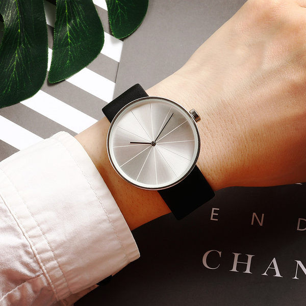 Vienkārša modeļa vīriešu pulkstenis ar ādas siksniņu