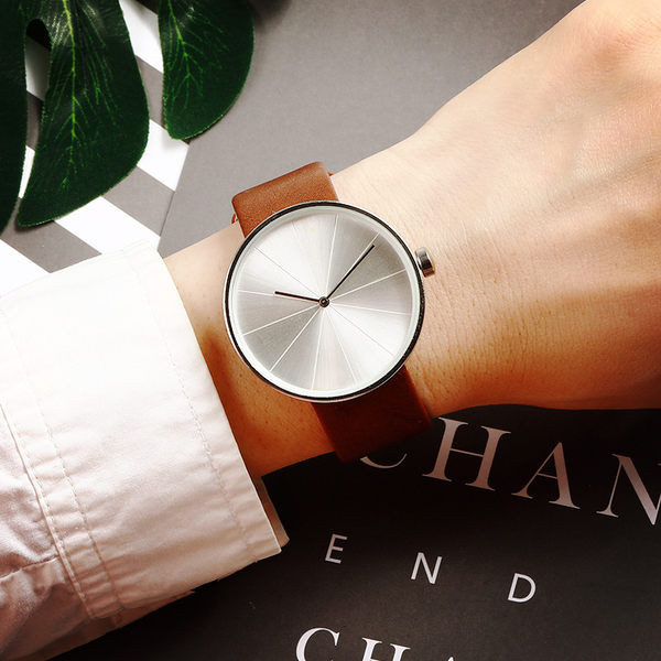 Vienkārša modeļa vīriešu pulkstenis ar ādas siksniņu