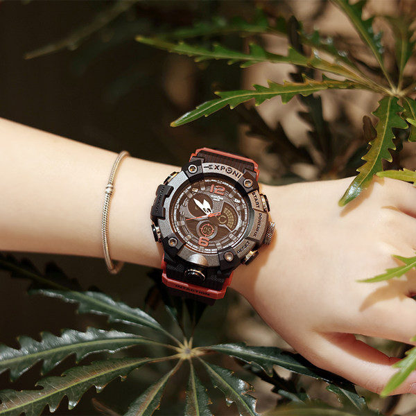 Vízálló férfi karóra világító mutatókkal