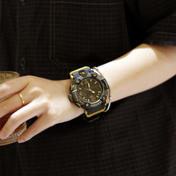 Vízálló férfi karóra világító mutatókkal