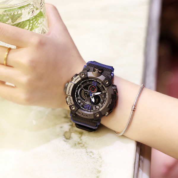 Vízálló férfi karóra világító mutatókkal