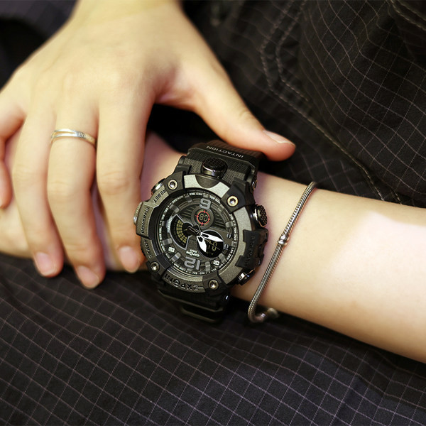 Vízálló férfi karóra világító mutatókkal