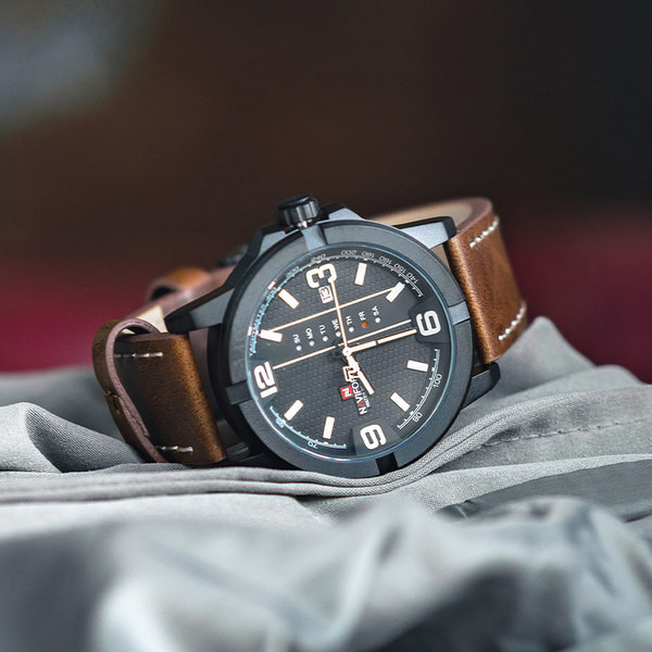 Vīriešu pulkstenis ar ādas siksniņu - apaļas formas