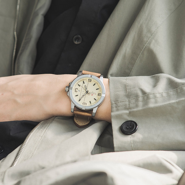 Vīriešu pulkstenis ar ādas siksniņu - apaļas formas