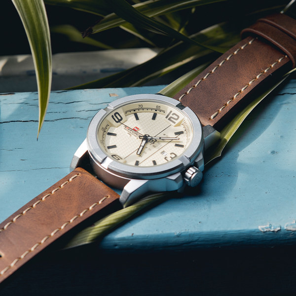 Vīriešu pulkstenis ar ādas siksniņu - apaļas formas