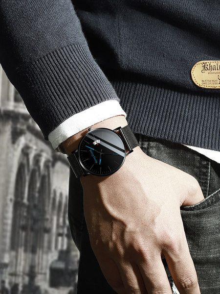 Īpaši plāns ūdensizturīgs pulkstenis ar skrāpējumiem izturīgu korpusu