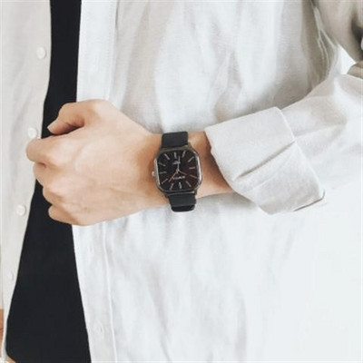 Férfi négyszögletes karóra műbőr szíjjal