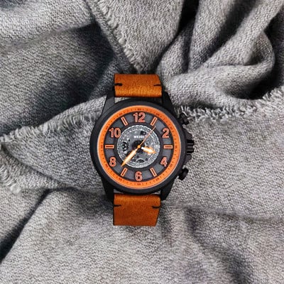 Vīriešu pulkstenis ar gaišu roku un krāsainu ādas siksniņu