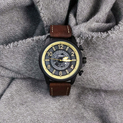 Vīriešu pulkstenis ar gaišu roku un krāsainu ādas siksniņu