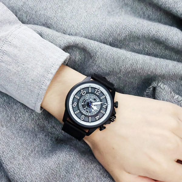 Vīriešu pulkstenis ar gaišu roku un krāsainu ādas siksniņu