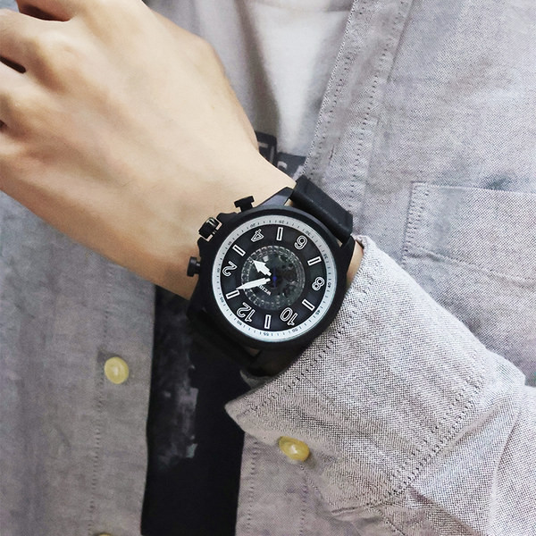 Vīriešu pulkstenis ar gaišu roku un krāsainu ādas siksniņu