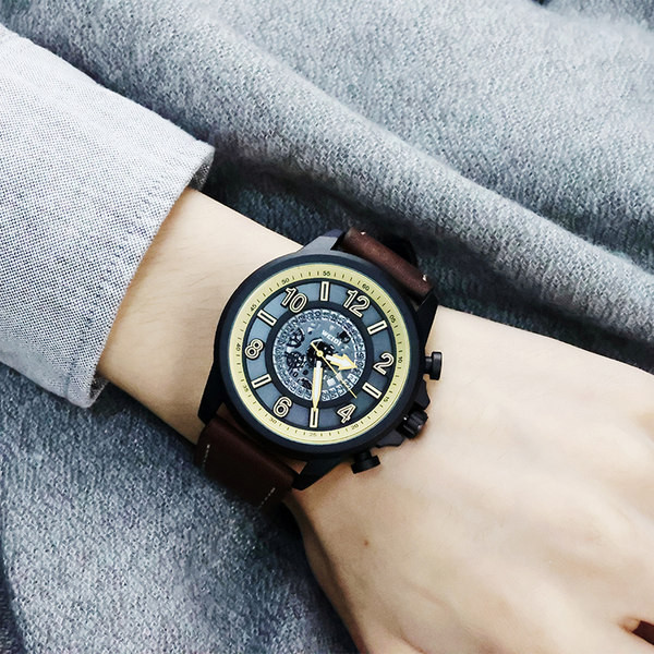 Vīriešu pulkstenis ar gaišu roku un krāsainu ādas siksniņu